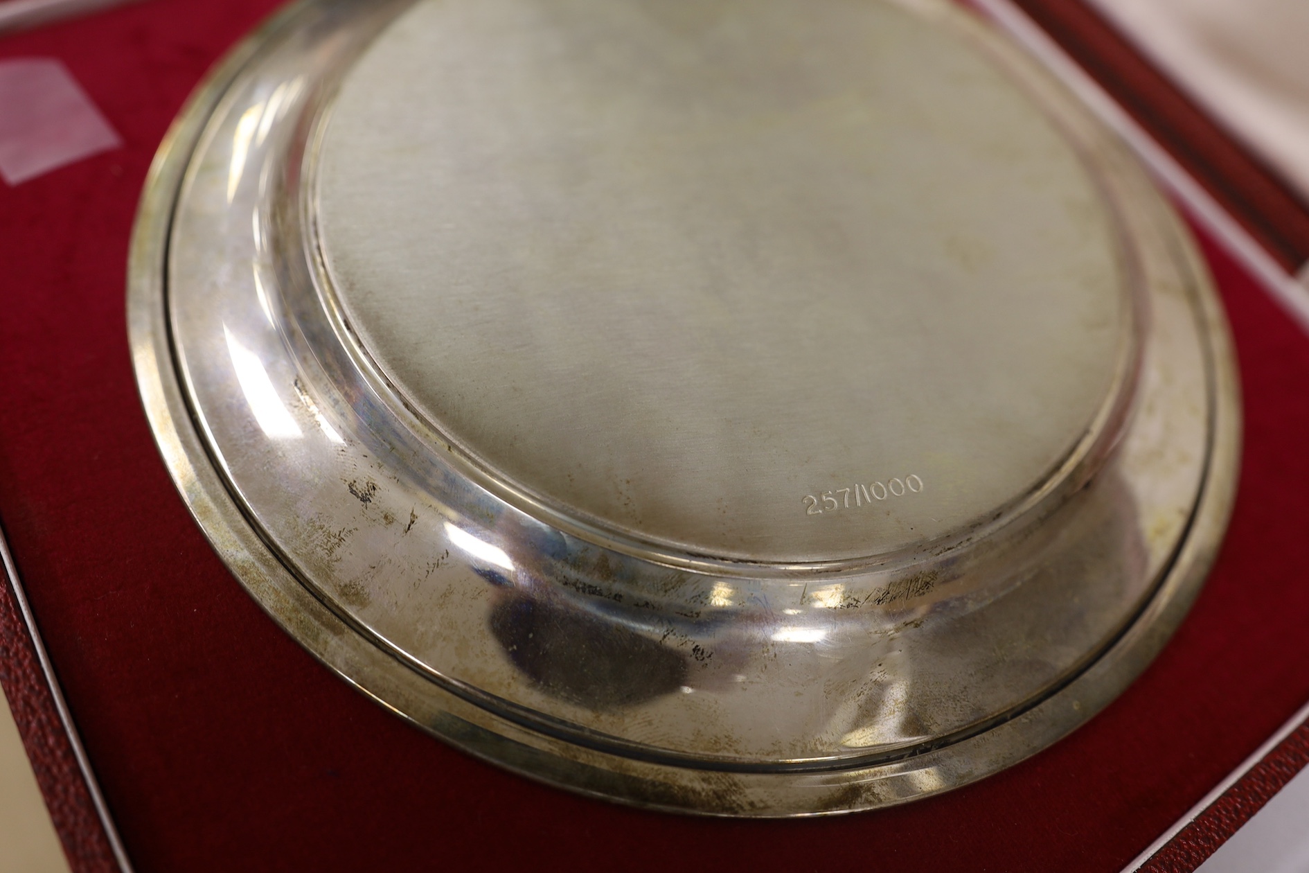 A cased silver plate, decorated with Troika scene, 19cm diameter, 7.1oz. Condition - tarnished